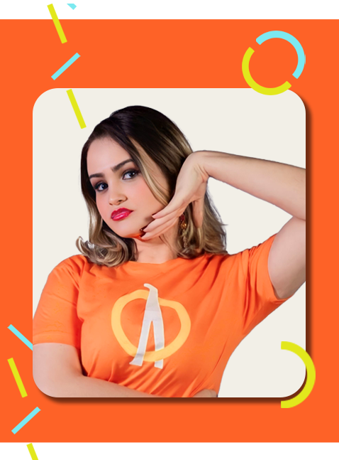 Mulher fazendo pose com a mão no
                rosto vestida com uma blusa laranja
                com a logo da Bicha da Justiça