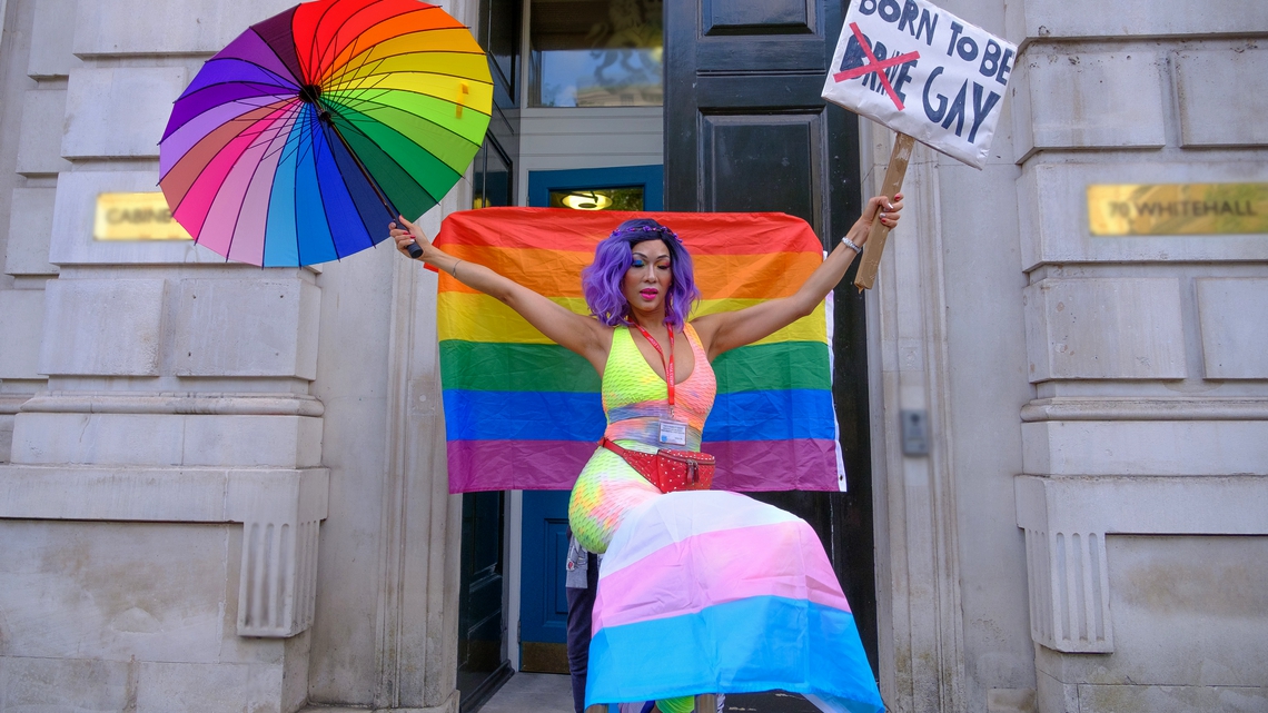 Bandeira LGBT e bandeira trans: significado, cores e história